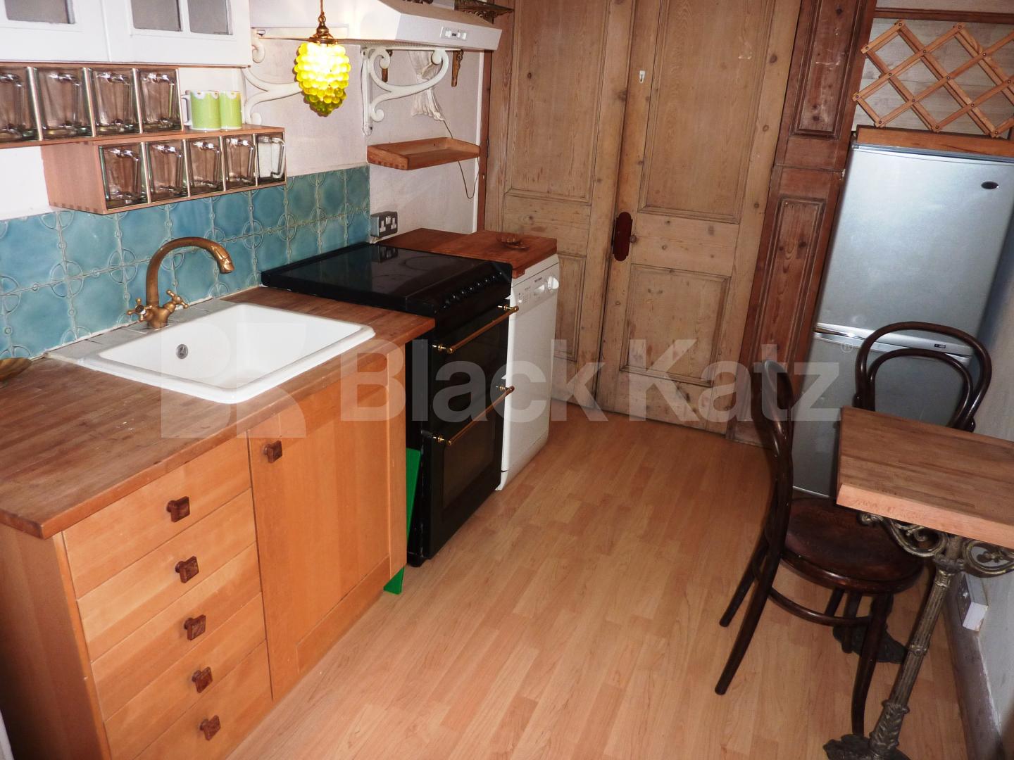 			INCLUSIVE OF ALL BILLS!, 2 Bedroom, 1 bath, 1 reception Flat			 St Lukes Road, PORTOBELLO/WESTBOURNE PARK W11